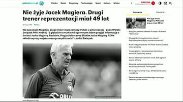 Portret Jacka Magiery, polskiego trenera piłkarskiego, w czarno-białym ujęciu. Ma siwe włosy i jest ubrany w sportową koszulkę.