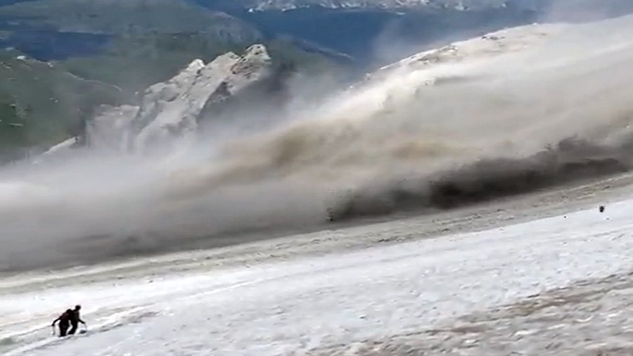 Lawina brył lodowych i kamieni schodząca z masywu Marmolady na szlak turystyczny. Fot. Twitter / Alpine-Adriatic Meteorological Society.