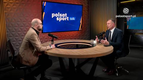 Dw&oacute;ch mężczyzn siedzi przy okrągłym stole w studiu telewizyjnym. Na ekranie za nimi wyświetla się logo "polsat sport talk".