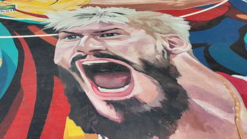 Takiego boiska jeszcze nie widzieliście! Na parkiecie twarz... Tomasza Fornala (WIDEO)