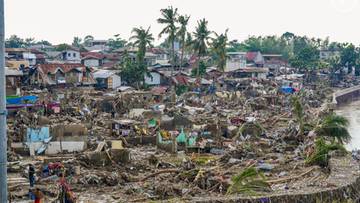 Zrujnowane domy i ulice zasypane błotem i gruzami po tajfunie Fung-wong na Filipinach.