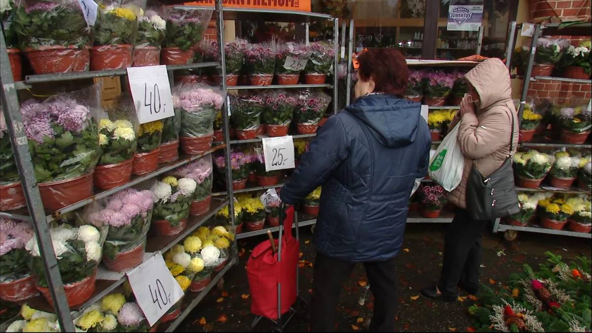 Wszystkich Świętych. Sprawdziliśmy ceny kwiatów, zniczy i stroików