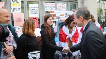 "Podziwiam was, że walczycie o wolność". Grodzki spotkał się z protestującymi Białorusinami