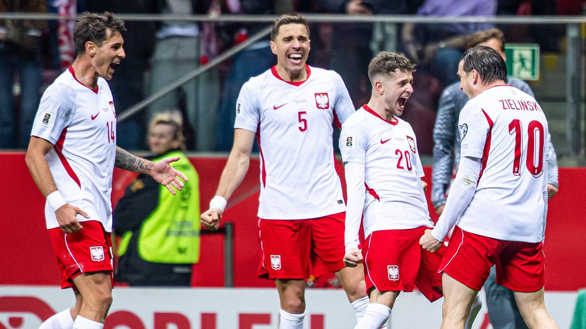 Piłkarze reprezentacji Polski radośnie celebrują zdobycie bramki na boisku.