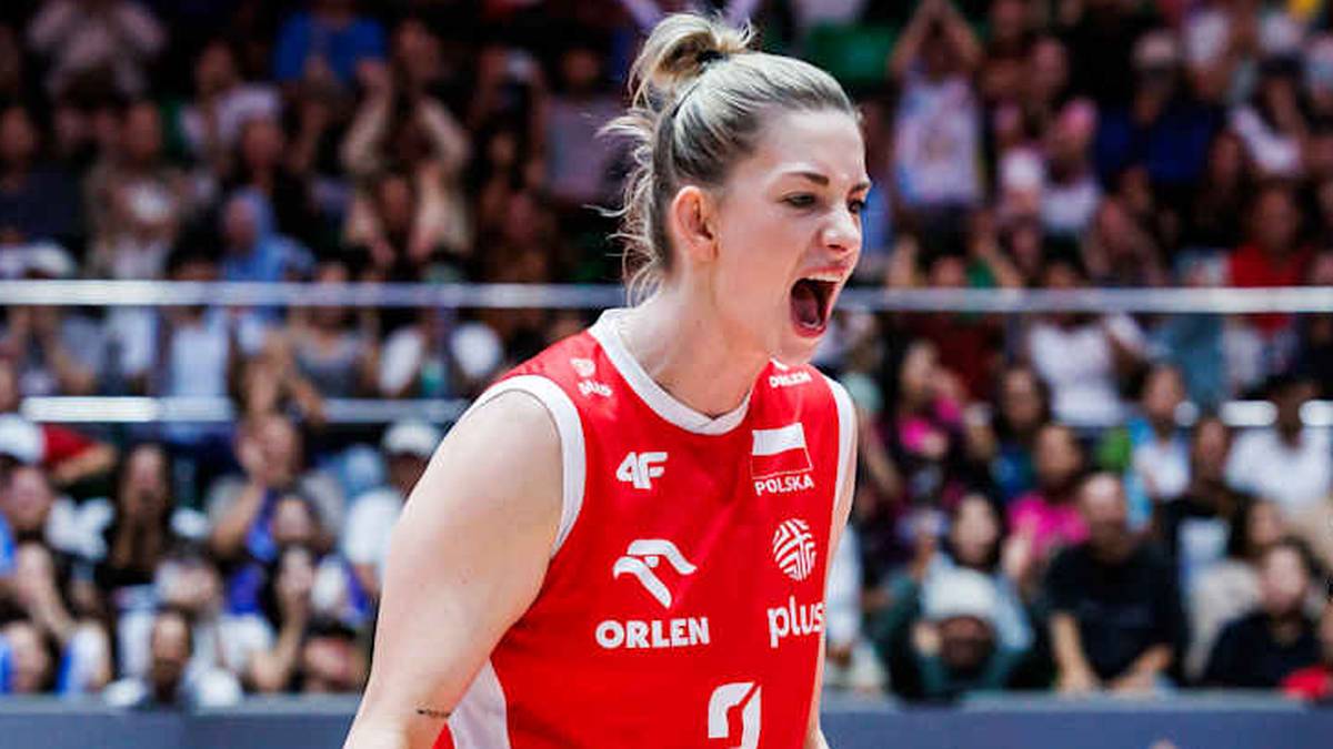 Magdalena Stysiak, siatkarka, w trakcie meczu siatkówki, krzyczy z otwartymi ustami.
