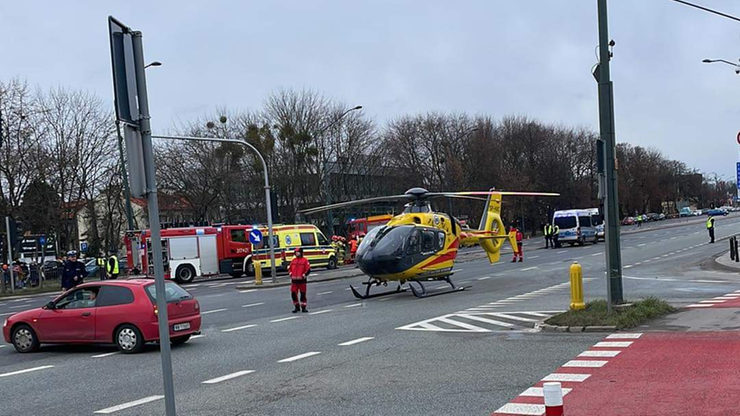 Warszawa. Poważny wypadek na ulicy Puławskiej. Na miejscu lądował helikopter