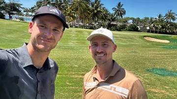Hubert Hurkacz i Jan Zieliński pozują do zdjęcia na polu golfowym.