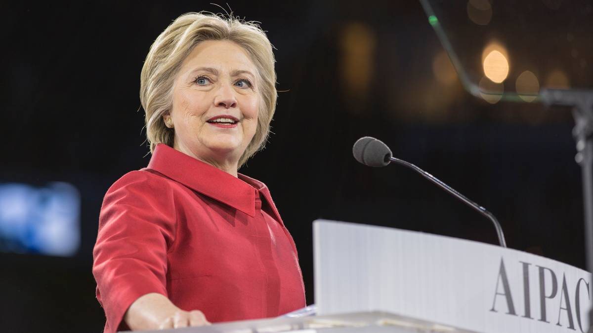 Hillary Clinton przemawia za pulpitem