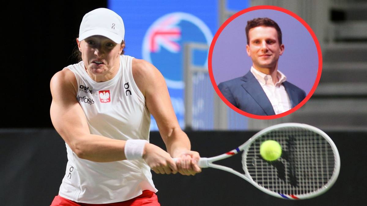 Tenisistka Iga Świątek wykonuje forhend na korcie, w tle widoczny portret jej trenera.