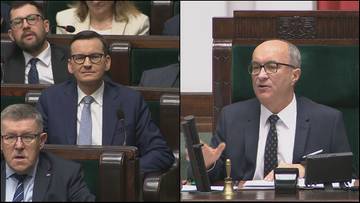 Dw&oacute;ch mężczyzn w garniturach siedzących w salach posiedzeń, jeden przemawia