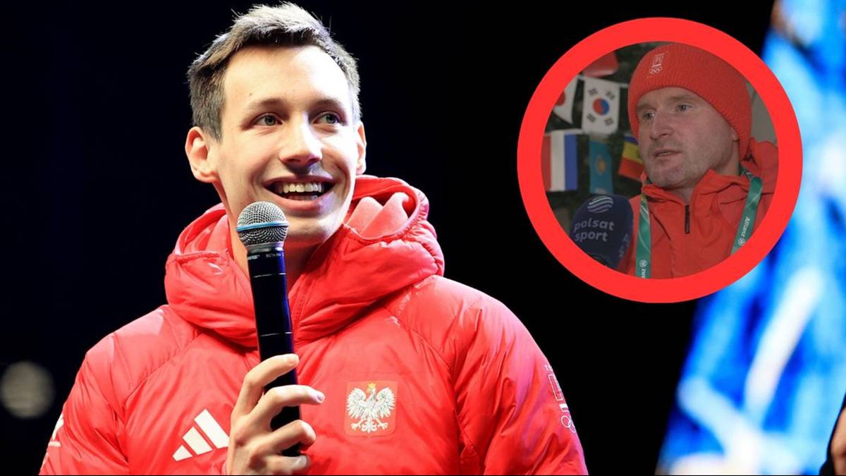 Mężczyzna w czerwonej kurtce z polskim orłem na piersi trzyma mikrofon i uśmiecha się. W prawym g&oacute;rnym rogu znajduje się okrągłe zdjęcie innego mężczyzny w czapce.