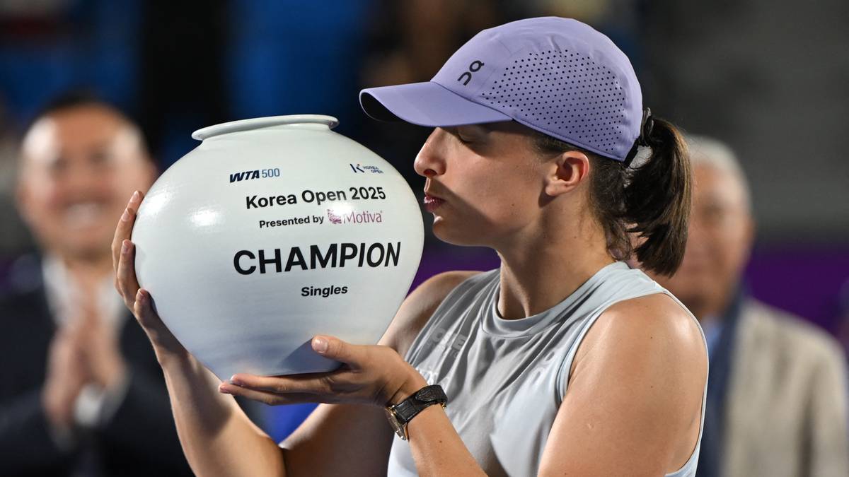 Iga Świątek trzymająca okrągły, biały puchar z napisem "CHAMPION" i "Korea Open 2025".
