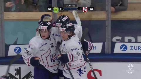 Trzech młodych hokeist&oacute;w w białych strojach świętuje zwycięstwo w meczu, wynik 0:1.