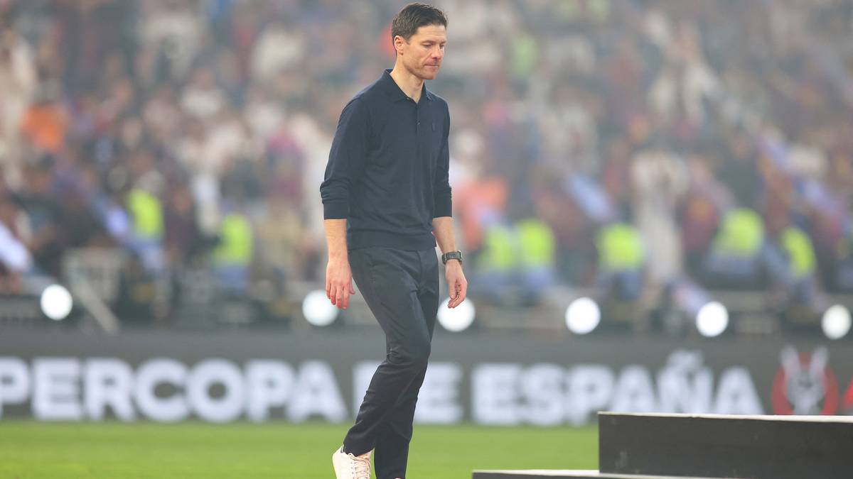 Xabi Alonso idący po murawie stadionu.