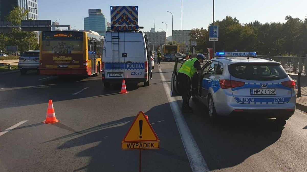 Warszawa: Samochód wbił się w autobus. Nie żyje jedna osoba