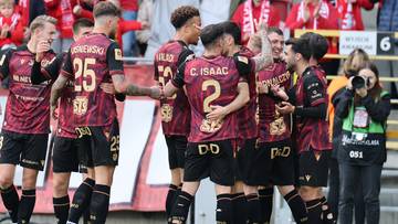 Piłkarze Widzewa Ł&oacute;dź świętują bramkę, jeden z zawodnik&oacute;w ma numer 2 na plecach.
