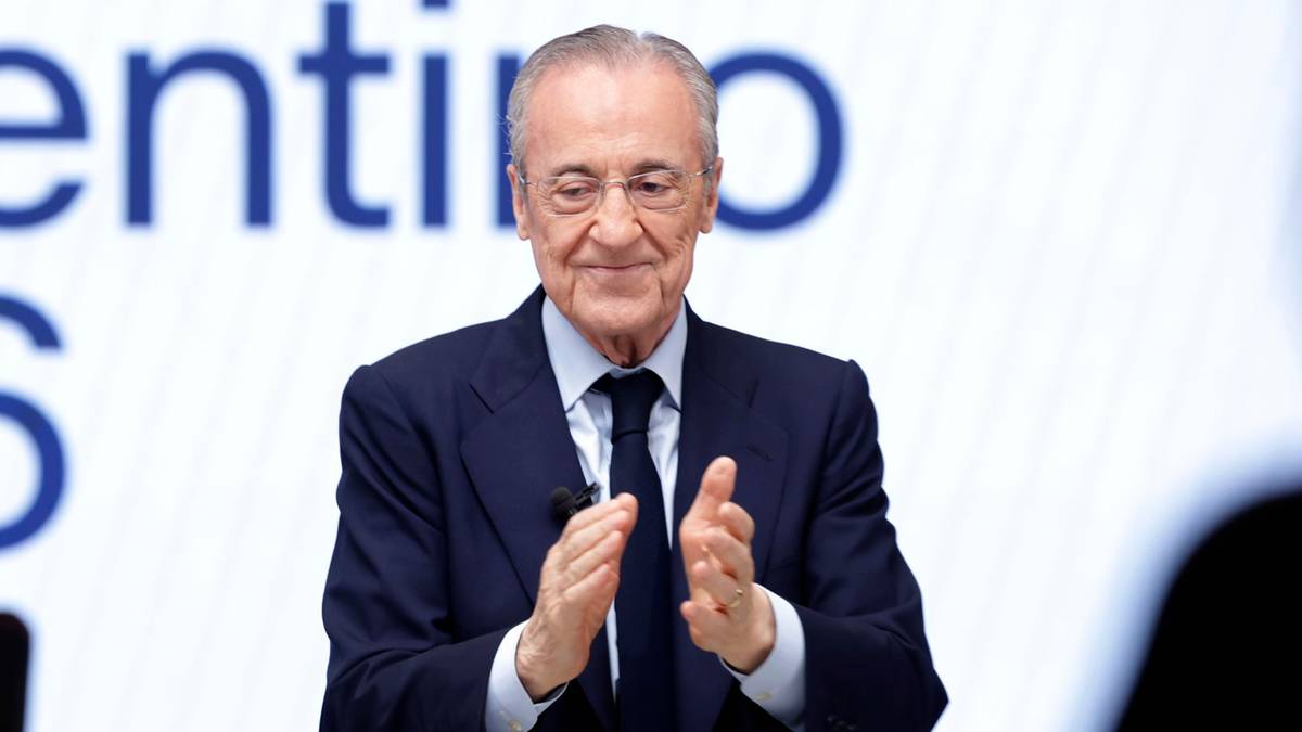 Florentino Perez w garniturze podczas wydarzenia, klaszczący.