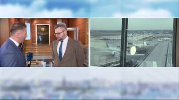 Dwaj mężczyźni rozmawiający wewnątrz budynku, obok zdjęcie lotniska z samolotem na pasie startowym.