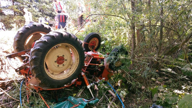 Rolniczy ciągnik spadł ze skarpy. Przygnieciony traktorzysta reanimowany