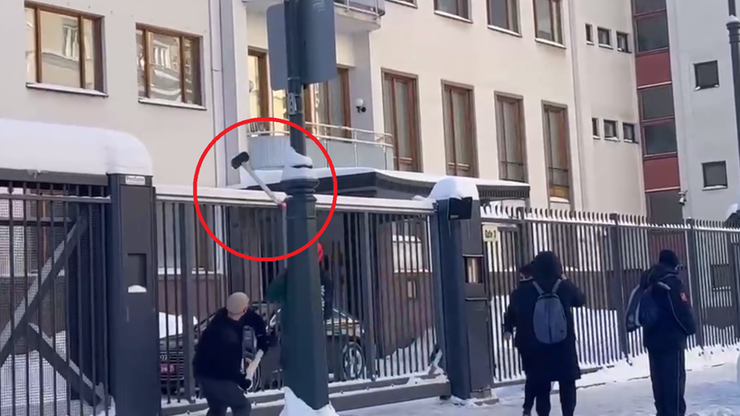 Atak na ambasadę Finlandii w Moskwie. Napastnicy rzucali młotami