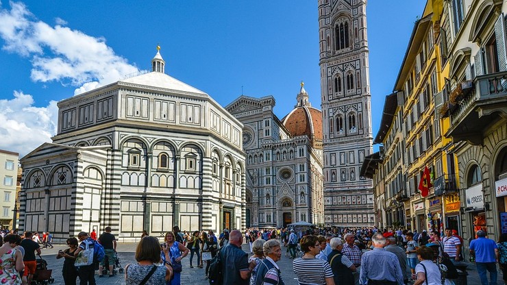Polewają wodą stopnie przed kościołami. To akcja przeciw jedzeniu przy zabytkach we Florencji