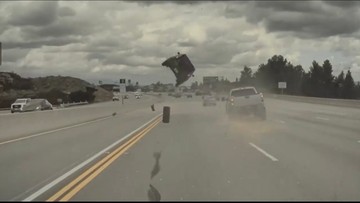 Scena jak z filmu akcji. Samochód leciał nad autostradą