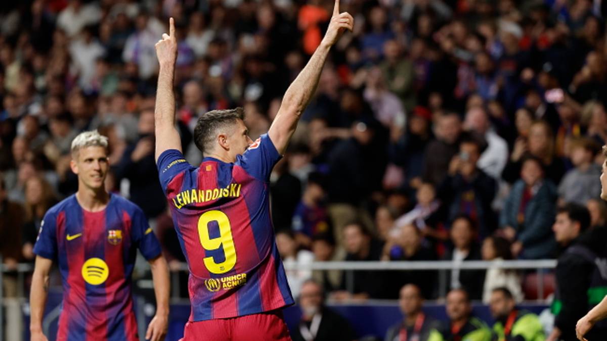 Piłkarz Robert Lewandowski w stroju FC Barcelony z numerem 9 na plecach, świętuje bramkę, wskazując palcem w g&oacute;rę.
