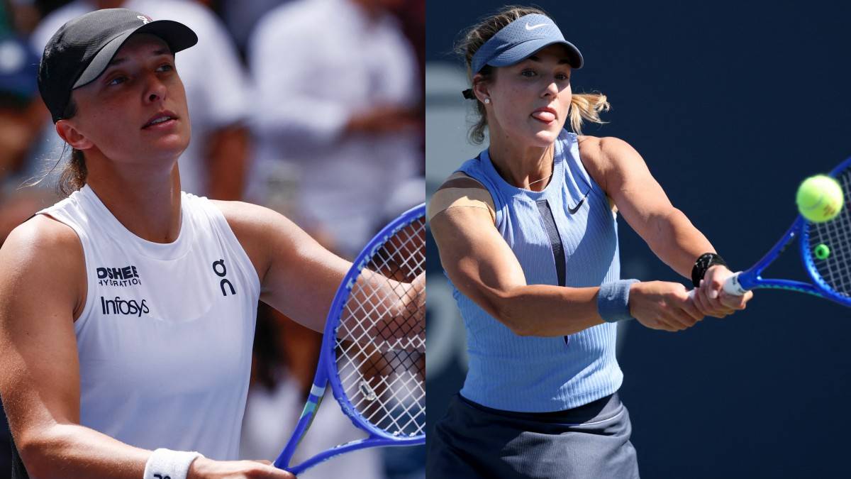 Dwie tenisistki, Iga Świątek po lewej i Anna Kalinska po prawej, przygotowujące się do uderzenia piłki tenisowej podczas meczu.