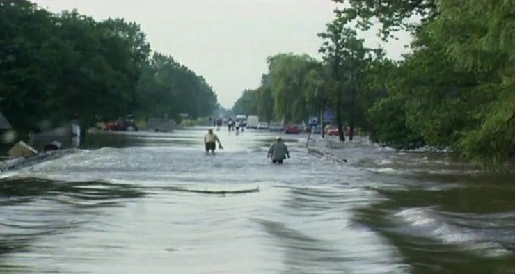Niektórzy mieszkańcy Wrocławia, mimo że ulice były zalane, jeździli po nich rowerami