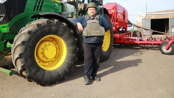 Wojna w Ukrainie. Część rolników rozpoczęła prace w kamizelkach kuloodpornych. "Są 30 km od frontu"