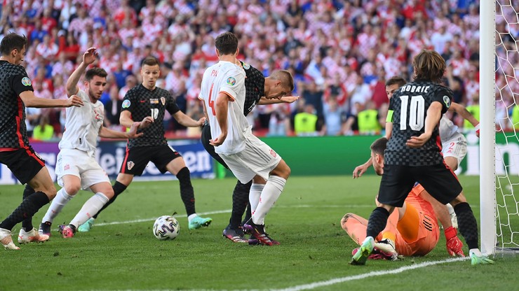 Piłkarz Chorwacji Mislav Or&scaron;ić zdobywa bramkę, pokonując bramkarza Hiszpanii.