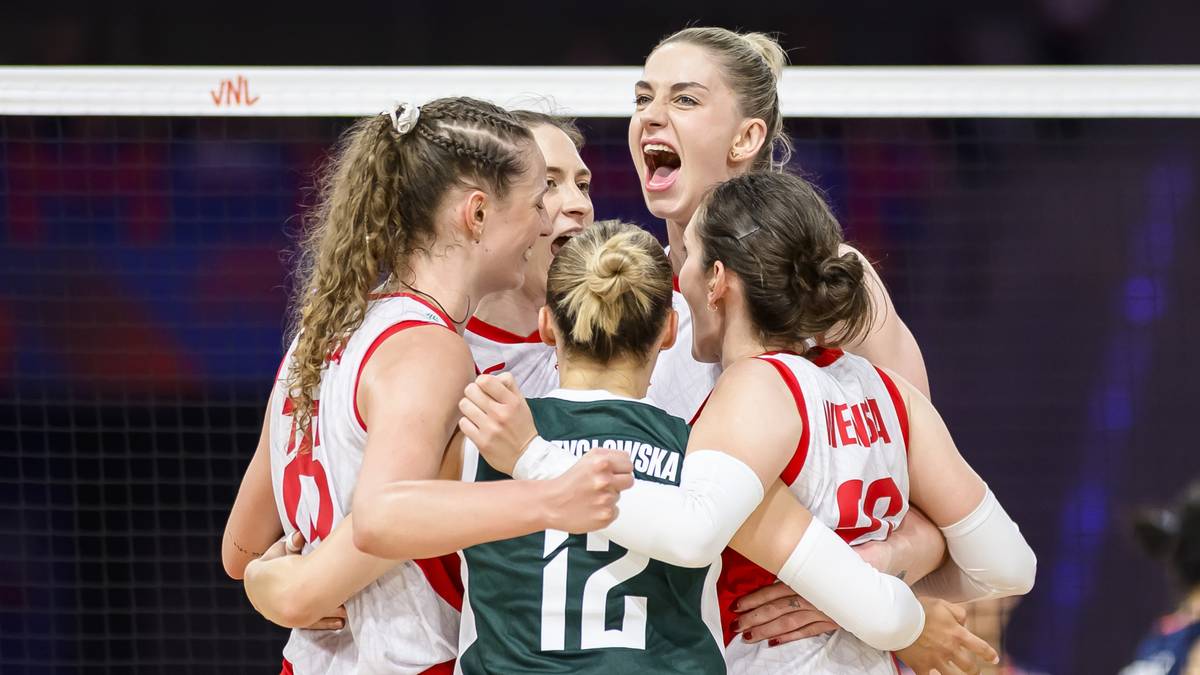 Pięć zawodniczek reprezentacji Polski w siatkówce kobiet świętujących radośnie w centrum boiska. Jedna zawodniczka ma otwarte usta w okrzyku, inne przytulają się.