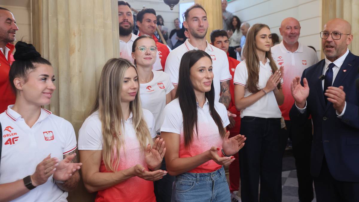 Grupa polskich lekkoatlet&oacute;w z ministrem sportu podczas spotkania.