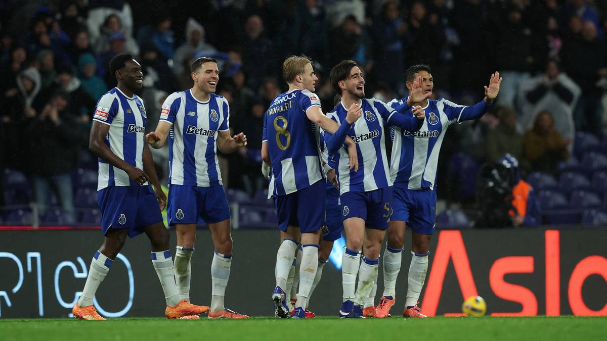 Piłkarze w niebiesko-białych strojach świętują zdobycie bramki na boisku.