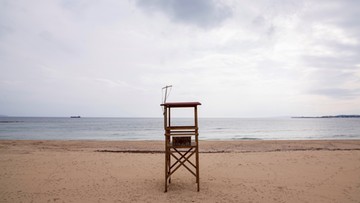 Kabiny z pleksiglasu na plaży - pomysł na wakacje nad morzem