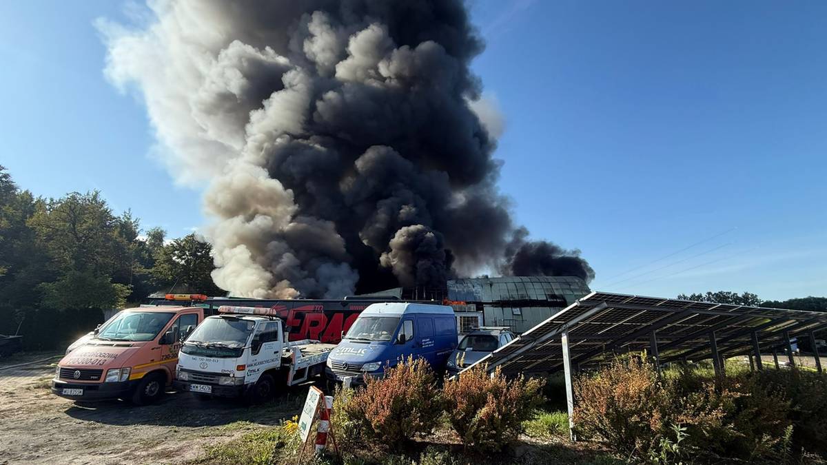 Płonie hala pod Warszawą. W środku tworzywa sztuczne i oleje