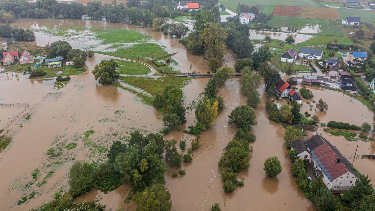 Rekordowy poziom Nysy Kłodzkiej. Woda wdziera się do kamienic