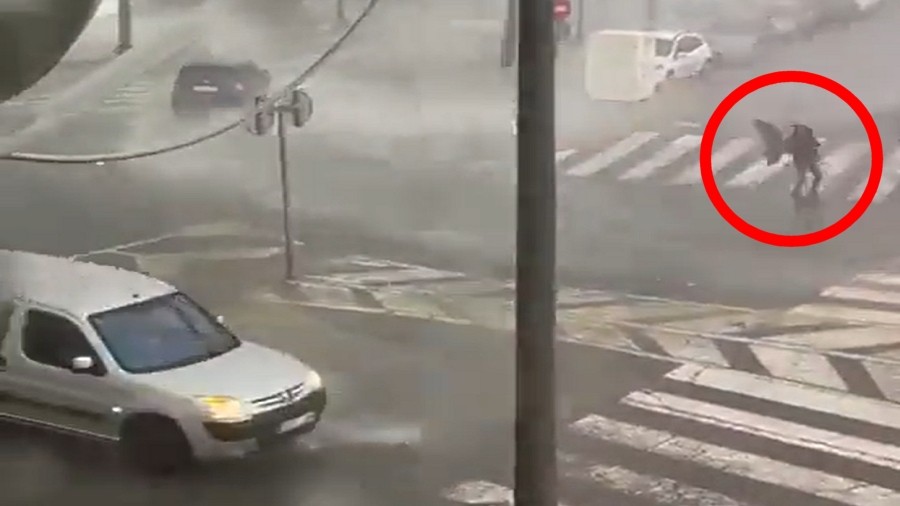 Tornado przewraca kobietę na pasach. Fot. Twitter / José Hurtado.