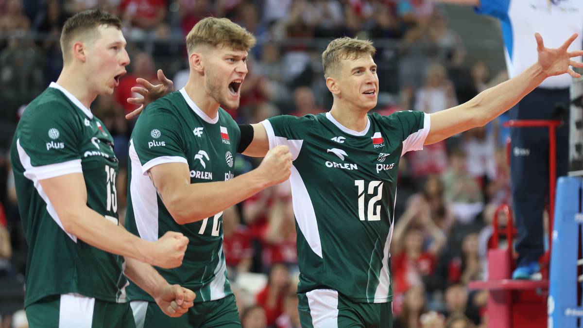 Trzech polskich siatkarzy w zielonych strojach świętuje zwycięstwo.