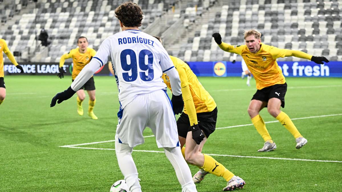 Piłkarz Lecha Poznań w białej koszulce z numerem 99 drybluje z piłką podczas meczu z KuPS Kuopio.