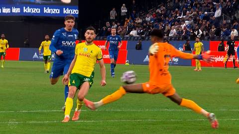 Dw&oacute;ch piłkarzy walczy o piłkę na boisku podczas meczu.