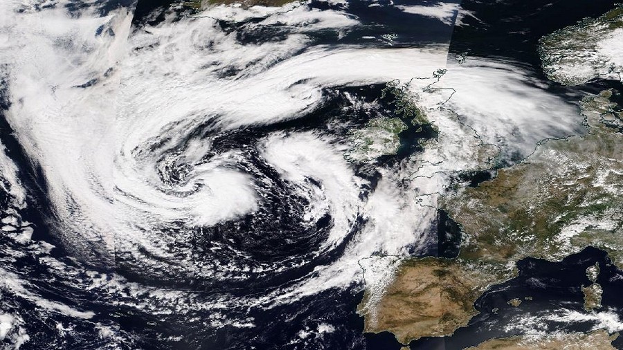 Zdjęcie satelitarne cyklonu Peggy nad Wyspami Brytyjskimi. Fot. NASA.