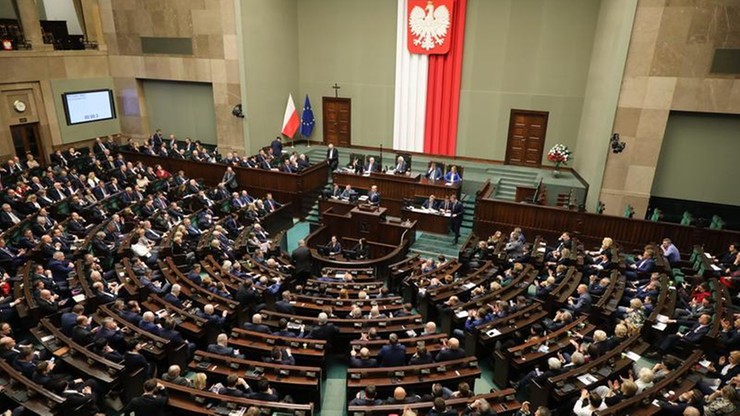 Najnowszy sondaż: PiS - 35,9 proc., KO - 26,3 proc.