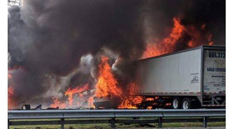 USA: wypadek i pożar na autostradzie. Zginęło 7 osób, w tym dzieci [WIDEO]