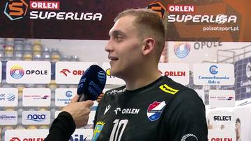 Portret Bartosza Kowalczyka, siatkarza, udzielającego wywiadu.