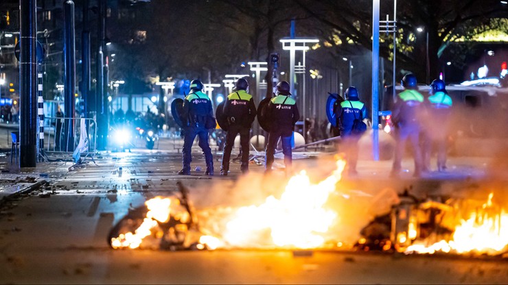 Holandia. Nocne starcia przeciwników obostrzeń z policją w kilku miastach
