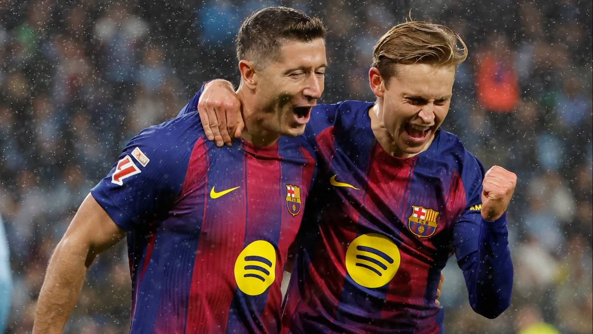 Robert Lewandowski i Frenkie de Jong z FC Barcelony cieszą się po zdobyciu bramki.