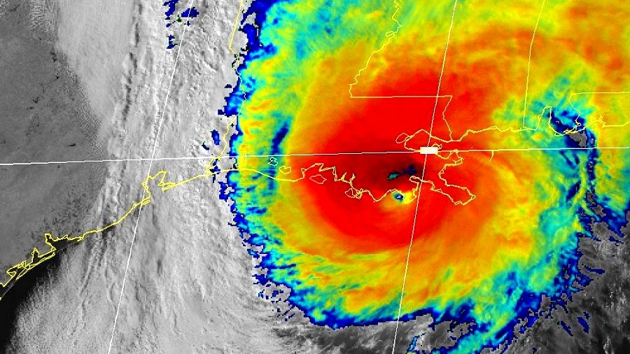 Zdjęcie satelitarne (w podczerwieni) huraganu Zeta u południowych wybrzeży USA. Fot. NOAA.