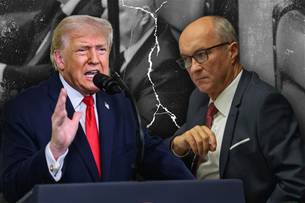 Donald Trump przemawia przy m&oacute;wnicy, obok niego Włodzimierz Czarzasty.