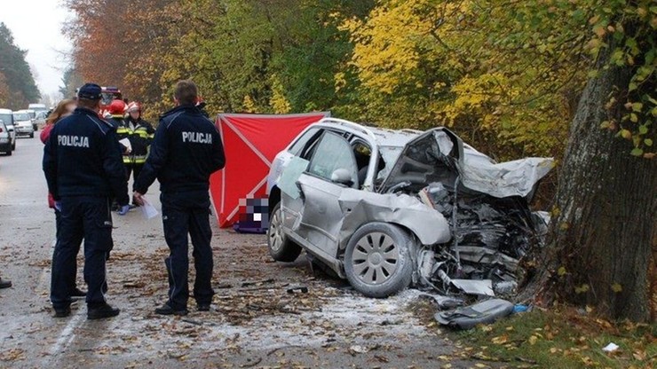 Śmiertelny wypadek w Skórczu. Audi wbite w drzewo